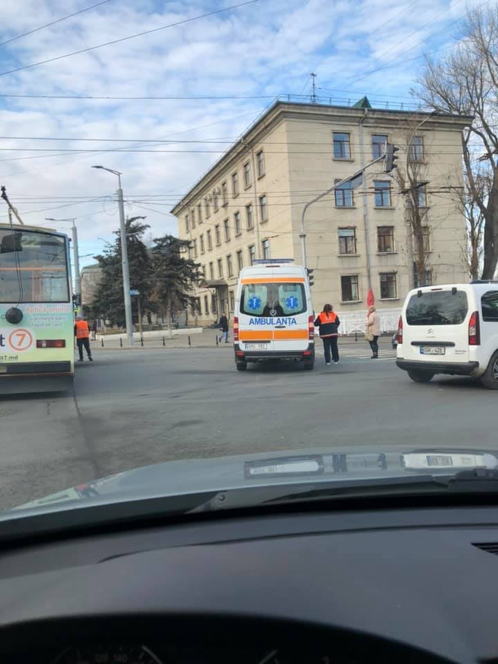 Очередная авария в столице: на месте ДТП находится бригада врачей скорой помощи (ФОТО)