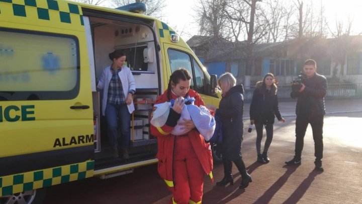 Новорожденного, которому нужна срочная операция, отправили в Бухарест на вертолете SMURD