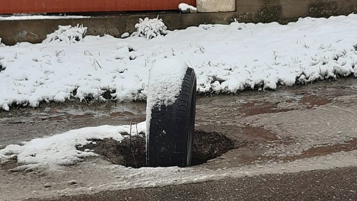 В Дурлештах жалуются на ловушки для водителей на дорогах: "Надеемся, чиновники отреагируют, не дожидаясь аварий" (ФОТО)