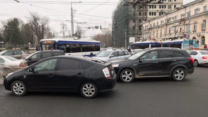 Центр Кишинева стоит: вокруг площади Великого национального собрания образовался огромный затор (ФОТО, ВИДЕО)