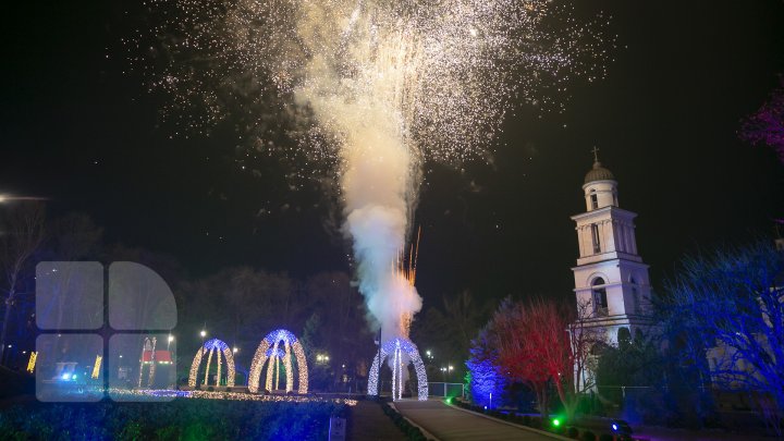 Волшебный фонарь, домик Деда Мороза и яркий концерт: в центре столицы открылась рождественская ярмарка (FOTOREPORT)