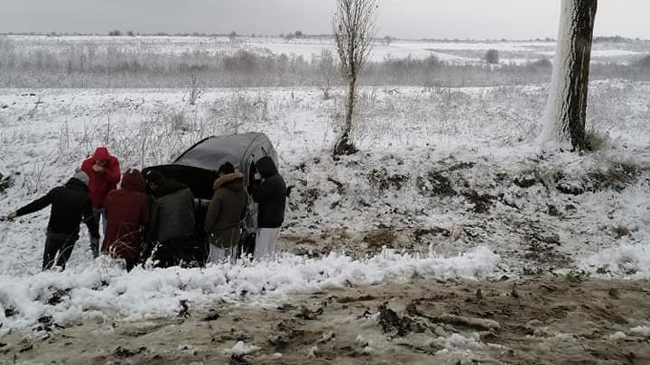 В Резинском районе автомобиль съехал в кювет и перевернулся (ФОТО)