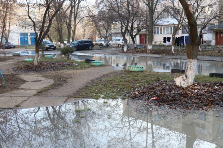 Настоящий потоп: двор одного из столичных домов залило водой (ФОТО, ВИДЕО)