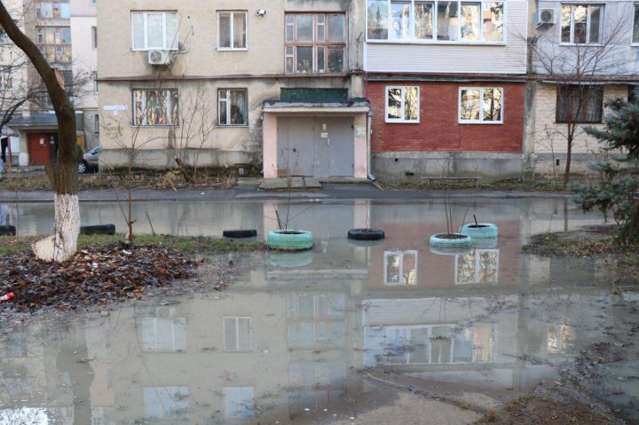 Настоящий потоп: двор одного из столичных домов залило водой (ФОТО, ВИДЕО)