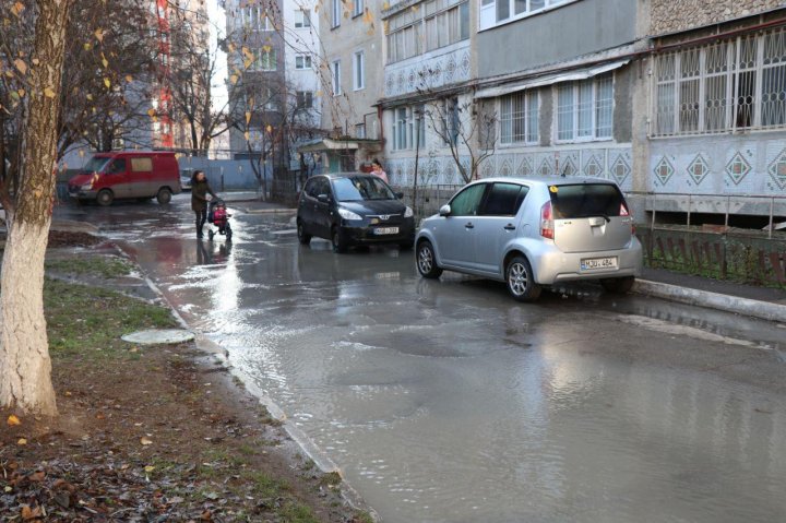 Настоящий потоп: двор одного из столичных домов залило водой (ФОТО, ВИДЕО)