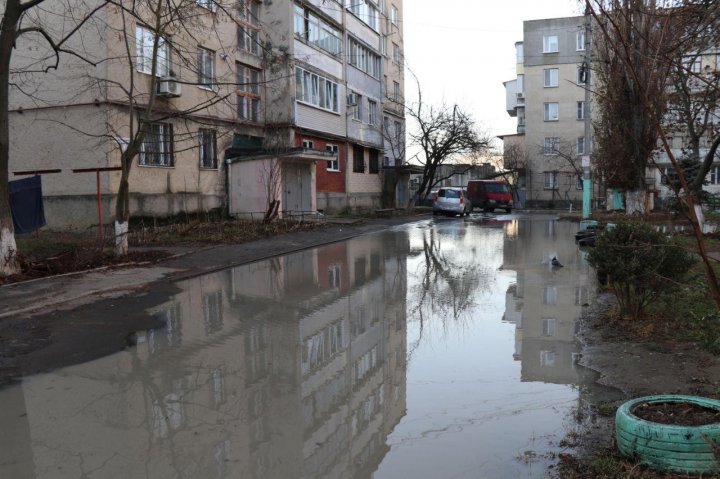 Настоящий потоп: двор одного из столичных домов залило водой (ФОТО, ВИДЕО)