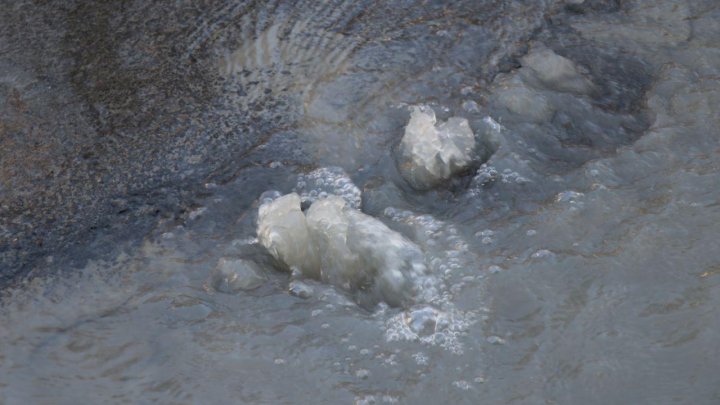Настоящий потоп: двор одного из столичных домов залило водой (ФОТО, ВИДЕО)