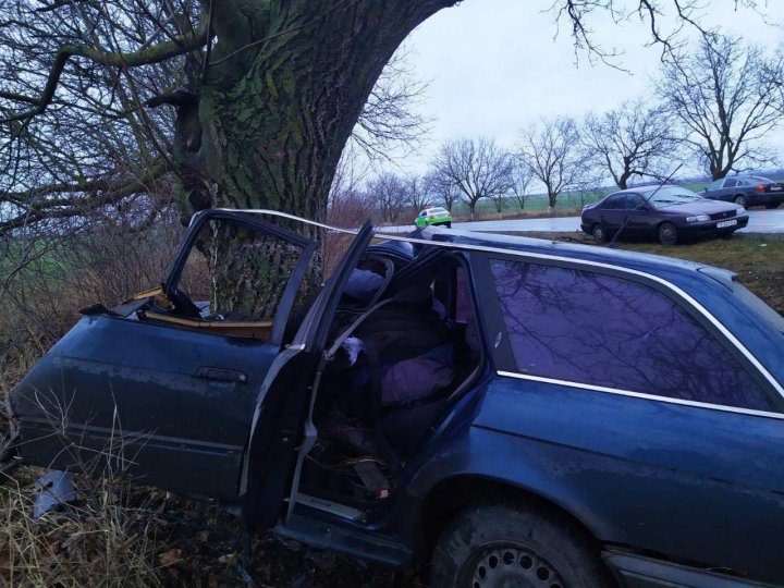 Страшная авария под Бутученами: машина всмятку, водитель погиб (ФОТО)