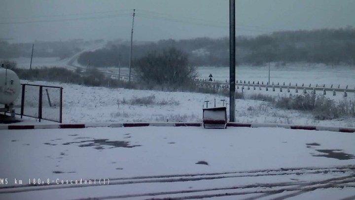 Осторожно, в Молдове снегопад и местами гололедица: за ночь дорожники потратили 1400 тонн противоскользящего материала