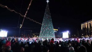 Последний день каникул жители столицы провели на площади: "Прервемся на два рабочих дня и продолжим"