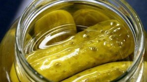 Эксперты объяснили, можно ли снять похмелье рассолом