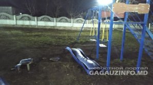 Хулиганы разгромили детскую площадку в Комрате (ФОТО)