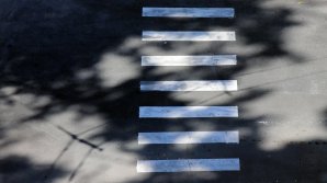 В столице легковушка сбила пешехода: женщина отлетела на несколько метров (ВИДЕО)