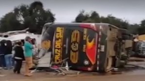 В Перу пассажирский автобус налетел на скорости 100 км/ч в припаркованные маршрутки (ВИДЕО)