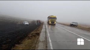 Осторожно, туман: два автомобиля вынесло в поле после столкновения на трассе Кишинев-Бельцы (ВИДЕО)
