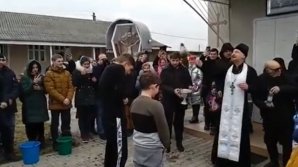 Душ из ведра со святой водой: на севере Молдовы засняли необычный крещенский "обряд" (ВИДЕО)