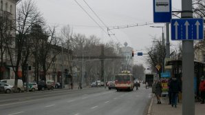 Лишний шаг или жизнь: как столичные пешеходы рискуют собой, переходя улицы (ВИДЕО)