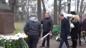 На Аллее классиков Иону Чебану были не рады: "Предатели не имеют права возлагать тут цветы"