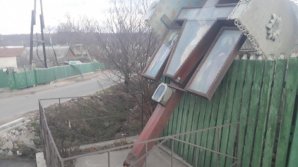 В Хынчештах распятие не смогло устоять под натиском ветра (ФОТО)