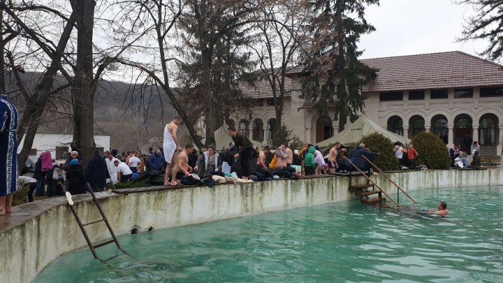 В холодную воду с головой: как отметили Крещение в монастыре в Цыганештах (ВИДЕО)