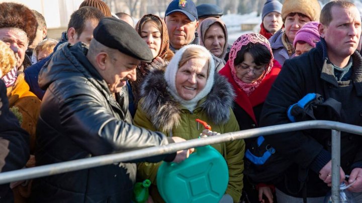 В холодную воду с головой: как отметили Крещение в монастыре в Цыганештах (ВИДЕО)