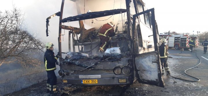У села Пересечино загорелся пассажирский автобус (ФОТО, ВИДЕО)