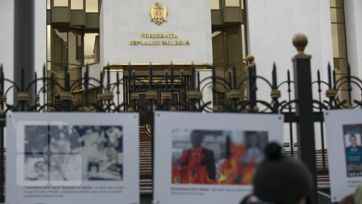 Флешмоб перед президентурой: унионисты принесли с собой свечи и объявили минуту молчания (ФОТО)