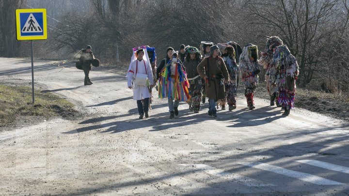 Прошлись от дома к дому, разыгрывая сценки: традиции в канун дня Святого Василия в селе Хыржаука (ВИДЕО)