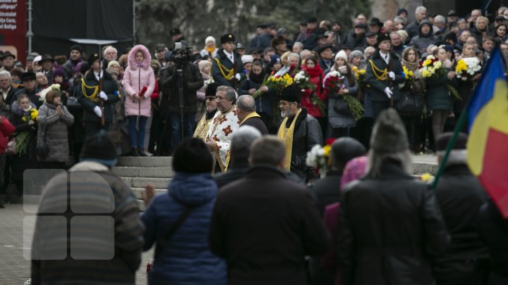 Прощайте, маэстро! Сотни людей пришли проводить в последний путь музыканта Штефана Петраке