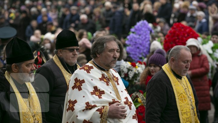 Прощайте, маэстро! Сотни людей пришли проводить в последний путь музыканта Штефана Петраке