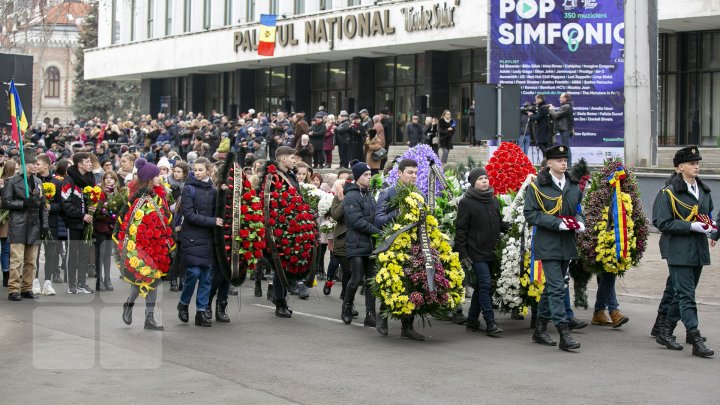 Прощайте, маэстро! Сотни людей пришли проводить в последний путь музыканта Штефана Петраке