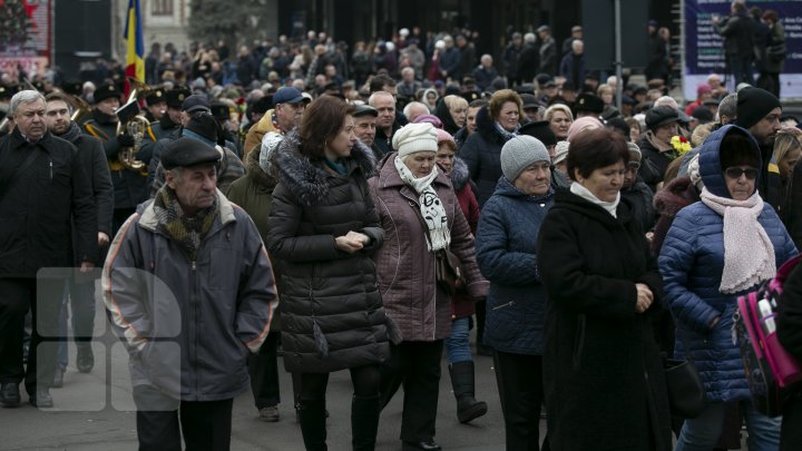 Прощайте, маэстро! Сотни людей пришли проводить в последний путь музыканта Штефана Петраке