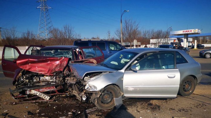 Два автомобиля столкнулись лоб в лоб в Каушанах: пять человек попали в больницу (ФОТО)