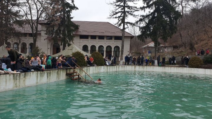 В холодную воду с головой: как отметили Крещение в монастыре в Цыганештах (ВИДЕО)