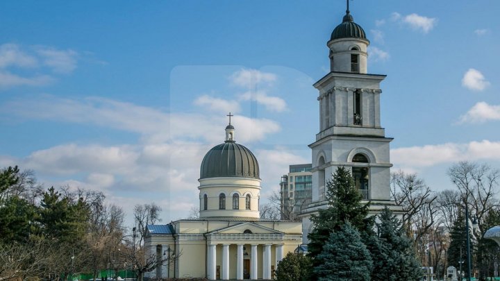 Очередной случай вандализма в столице: неизвестные разворотили новую лавочку (ФОТО)