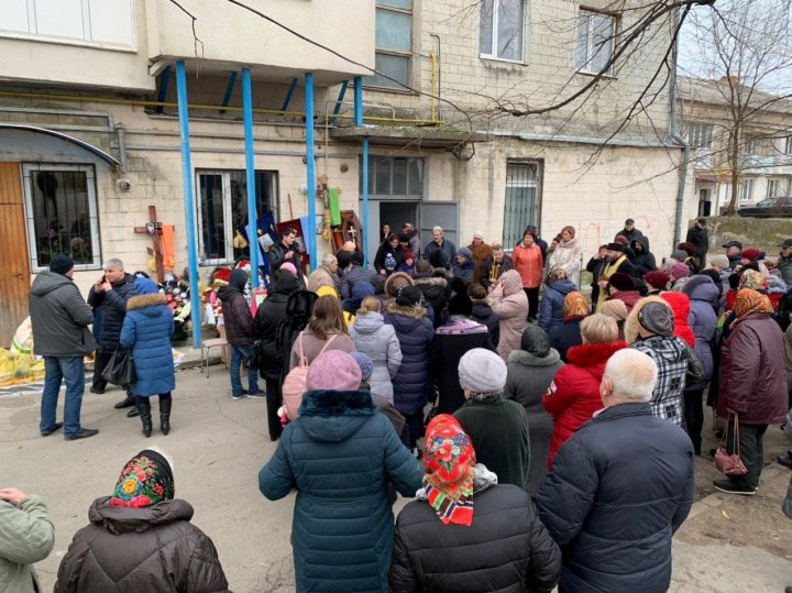 В Оргееве десятки людей пришли проститься с подростком, которого хладнокровно убил сверстник (ФОТО)