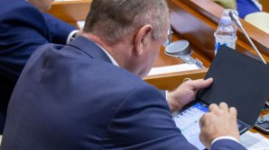 Планшет - как яблоко раздора: одни депутаты настаивают на их покупке, другие инетерсуются ценой вопроса