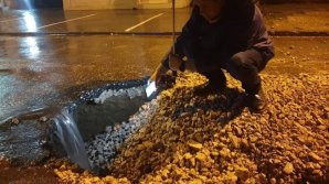 Как грибы после дождя: в столице заделывают появившиеся за ночь ямы