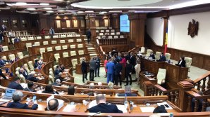 Скандал на заседании парламента. Депутаты ПДС и ППДП заблокировали трибуну 