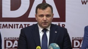 Лидер ППДП Андрей Нэстасе не может разлучиться с телесуфлером: как он это объяснил (ВИДЕО)