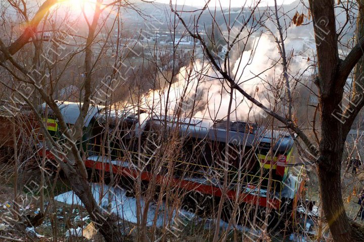 Под Рыбницей на ходу загорелся тепловоз с металлоломом (ФОТО)