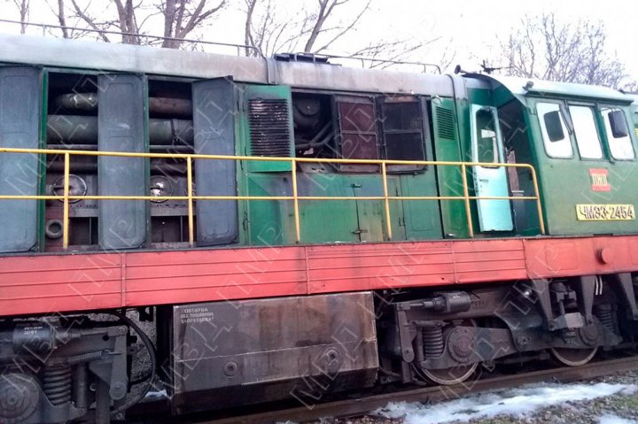 Под Рыбницей на ходу загорелся тепловоз с металлоломом (ФОТО)