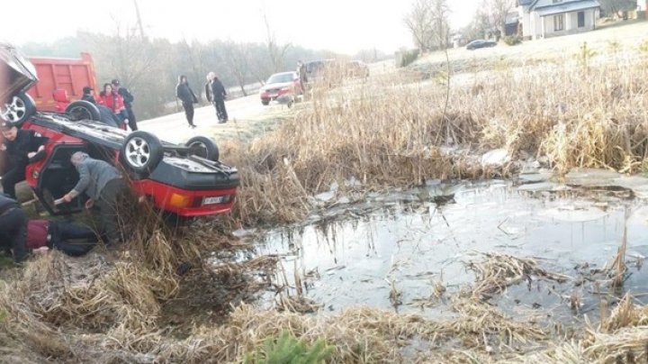 В украинском селе четыре человека не смогли выбраться из упавшей в пруд машины