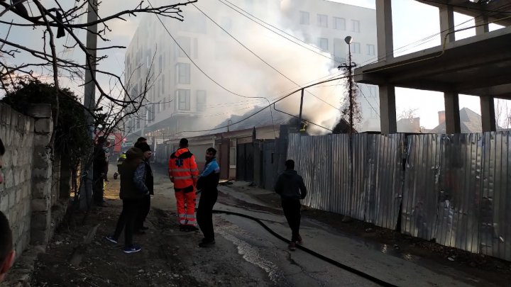 Пожар на Рышкановке: на улице Спартака загорелся частный одноэтажный дом (ВИДЕО)