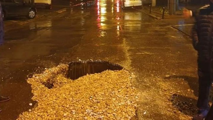 Дождь или бомбёжка? Как выглядят столичные улицы после вчерашней непогоды (ФОТО)