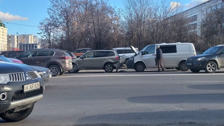 Несколько автомобилей попали в цепную аварию на бульваре Михай Витязул в столице (ФОТО)