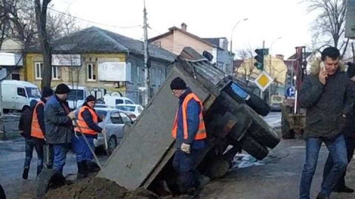 Не рассчитал: водитель грузовика Apă-Canal провалился в яму, приехав её засыпать (ФОТО)