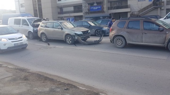 Несколько автомобилей попали в цепную аварию на бульваре Михай Витязул в столице (ФОТО)