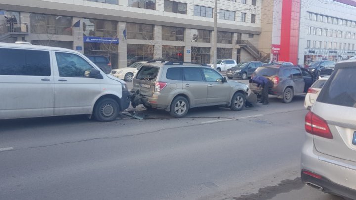 Несколько автомобилей попали в цепную аварию на бульваре Михай Витязул в столице (ФОТО)