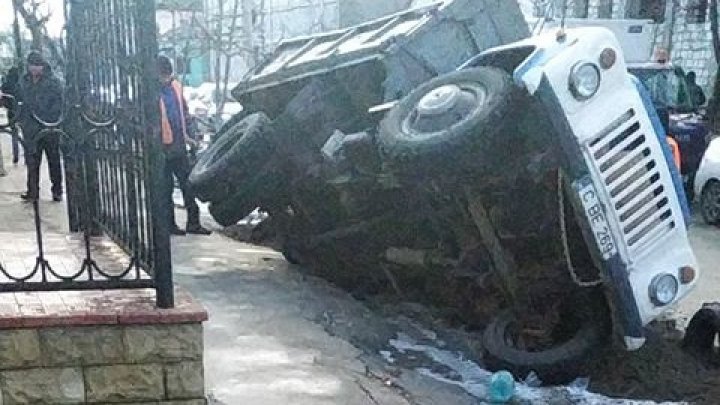 Не рассчитал: водитель грузовика Apă-Canal провалился в яму, приехав её засыпать (ФОТО)